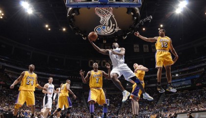mk体育团队-字母哥再破纪录惊艳联盟，独行侠新星崛起未来可期—NBA双线狂飙正当时
